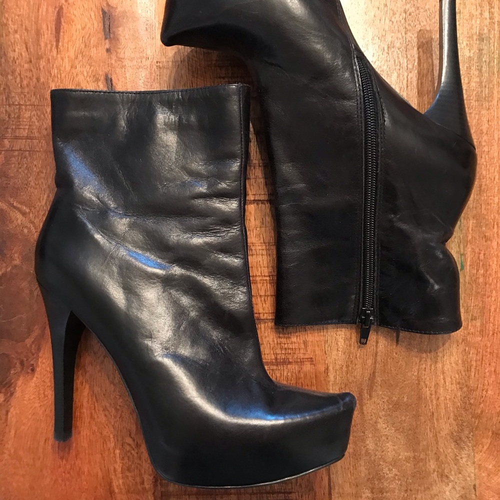 Black Leather High Heeled Ankle Point Bootie - 7